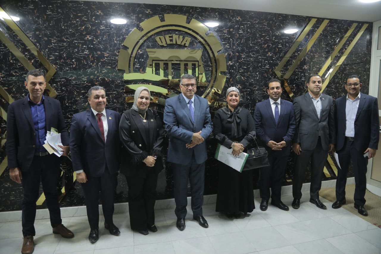 صورة تذكارية لمحافظ قنا والنواب
