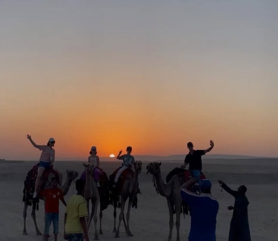 متعة الأجانب على ظهر الجمال فى سفارى البر الغربى