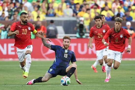إمام وصلاح خلال المباراة