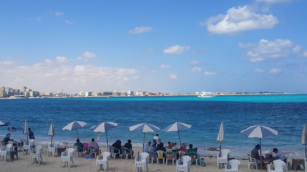 شواطئ مطروح وهدوء قبل المصيف