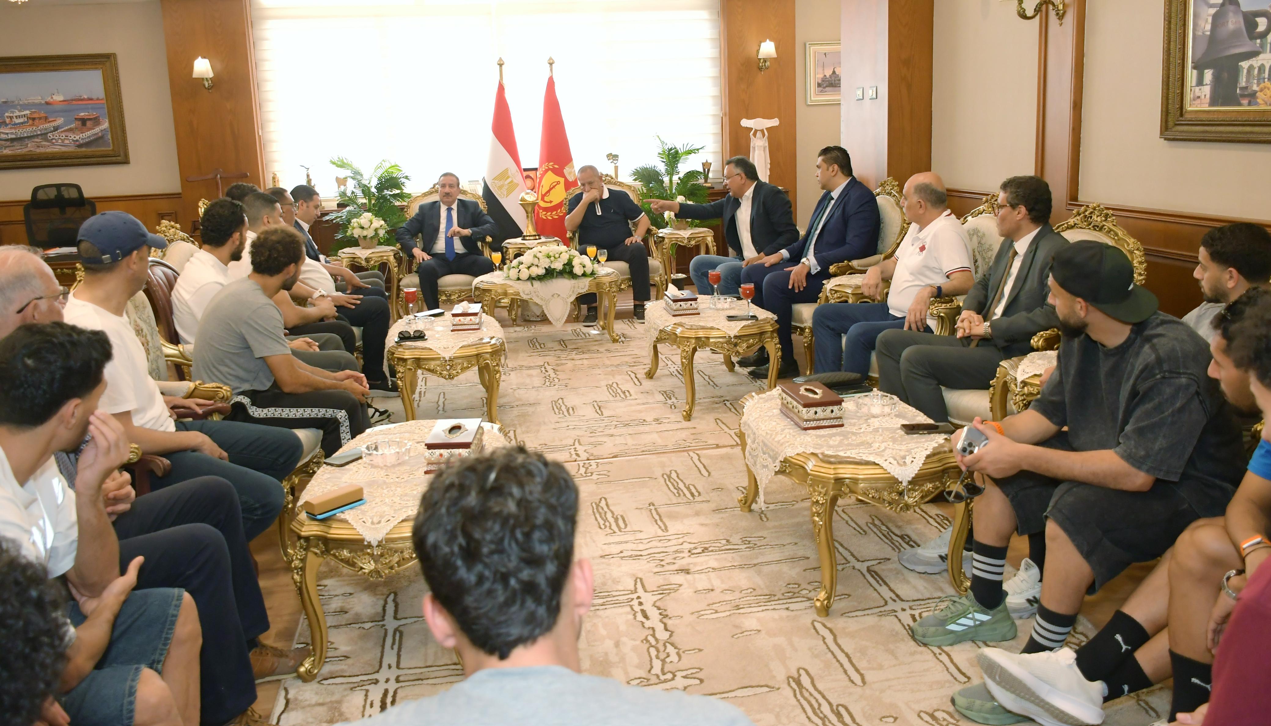 حضور مجلس الادارة واللاعبين حضور مجلس الادارة واللاعبين