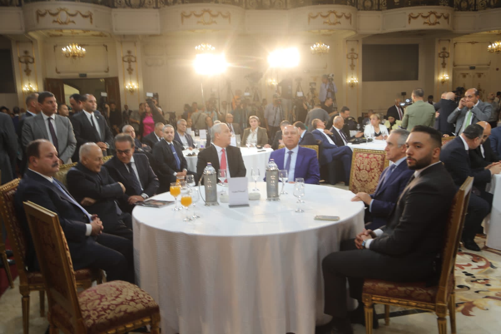 وزير النقل في حفل تدشين كتاب رجل الأقدار.. سيرة قائد.. مسيرة وطن وزير النقل في حفل تدشين كتاب رجل الأقدار.. سيرة قائد.. مسيرة وطن