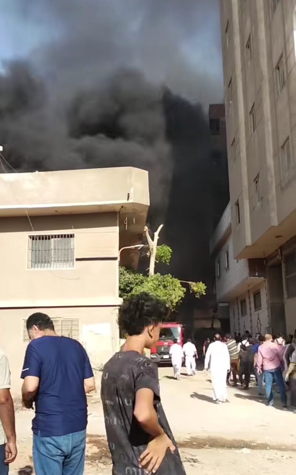 الحماية المدنية تحاصر حريق  مخزن  الأخشاب (2)