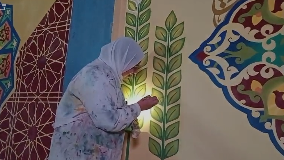 طالبة تزين جدران المصالح الحكومية بجدريات