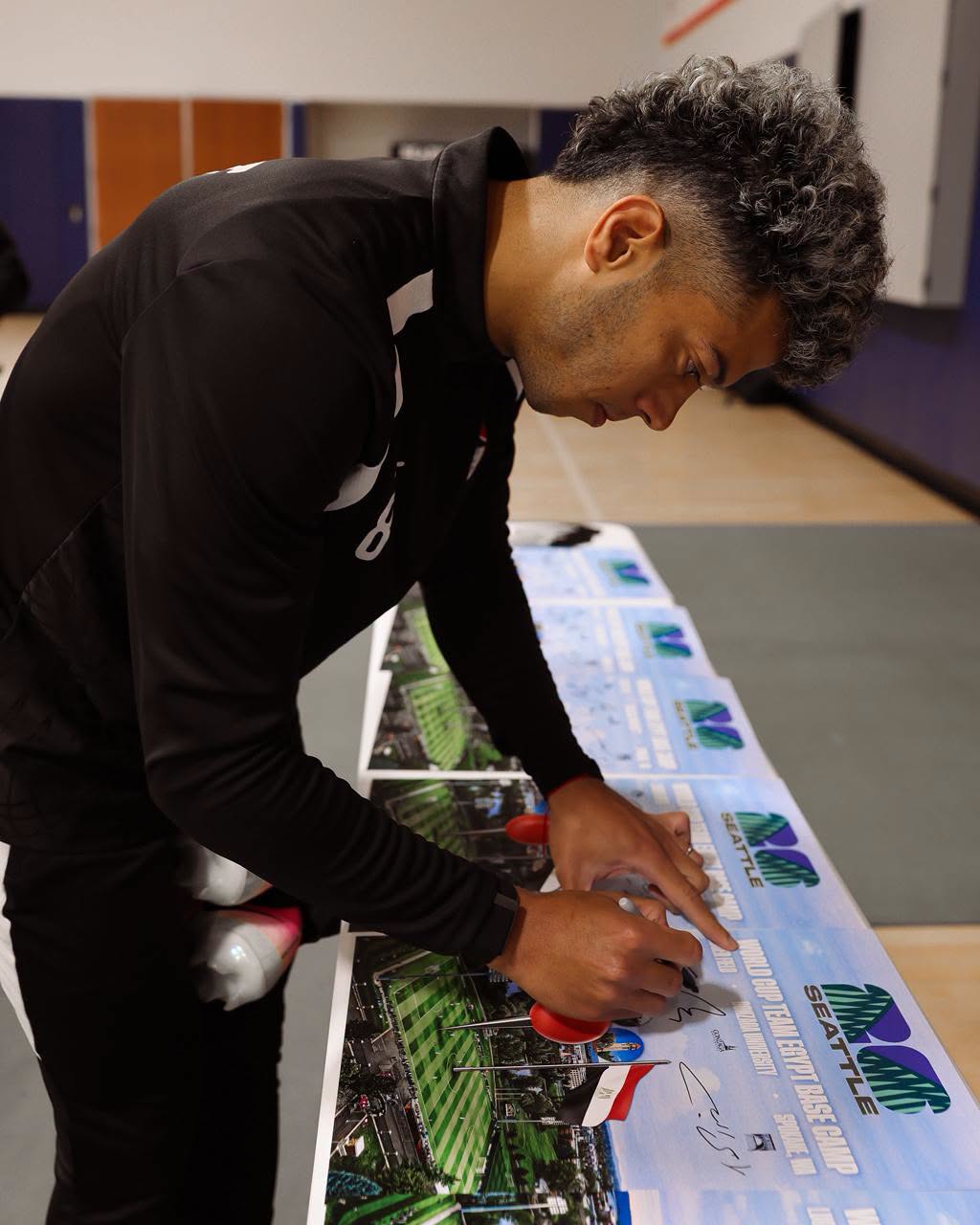 منتخب مصر يهدي جامعة جونزاجا القميص (9)