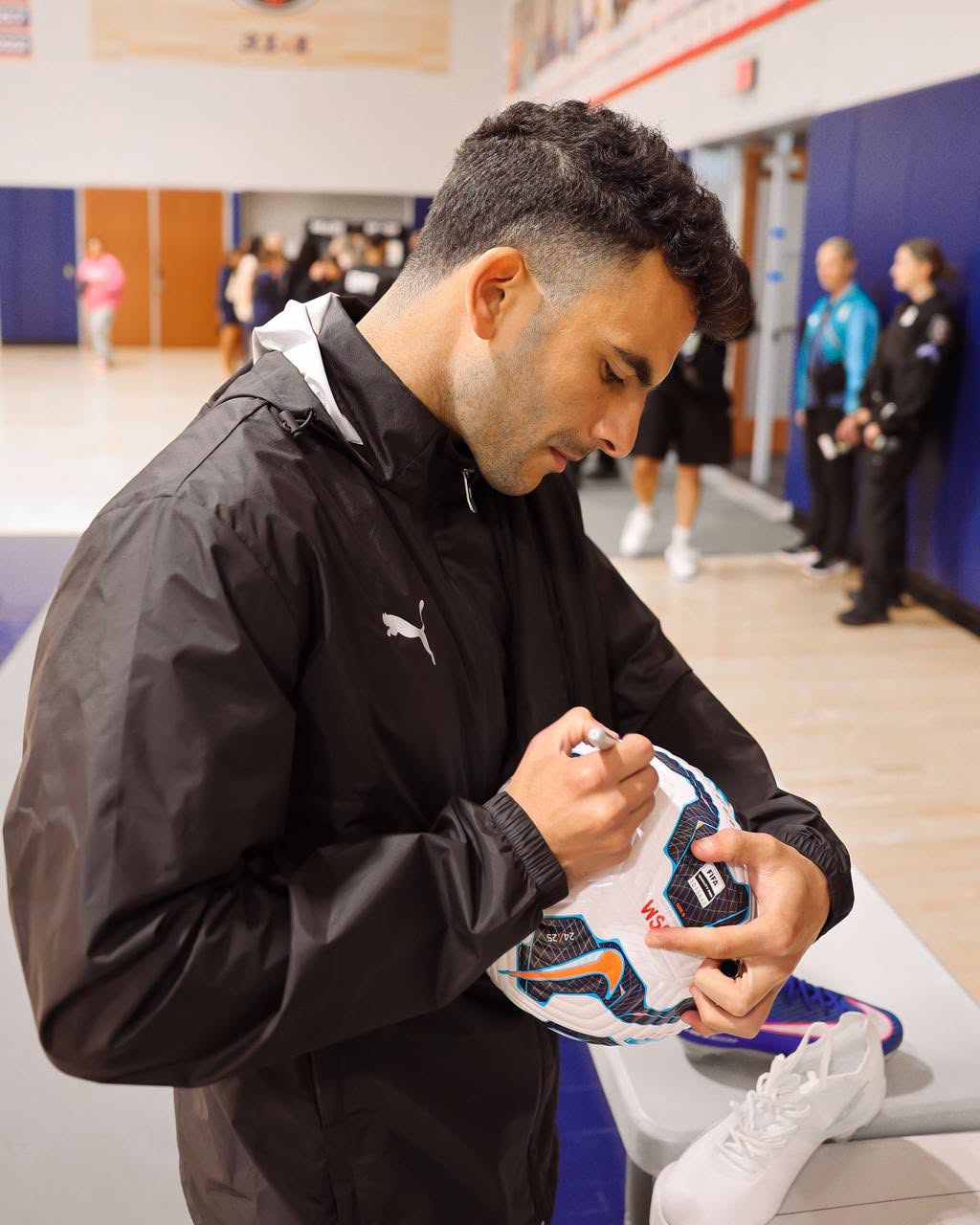 منتخب مصر يهدي جامعة جونزاجا القميص (7)