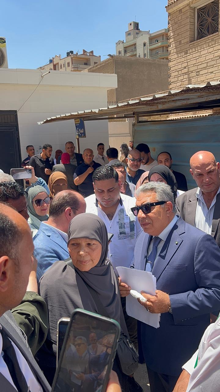 جولة محافظ الدقهلية داخل المستشفي