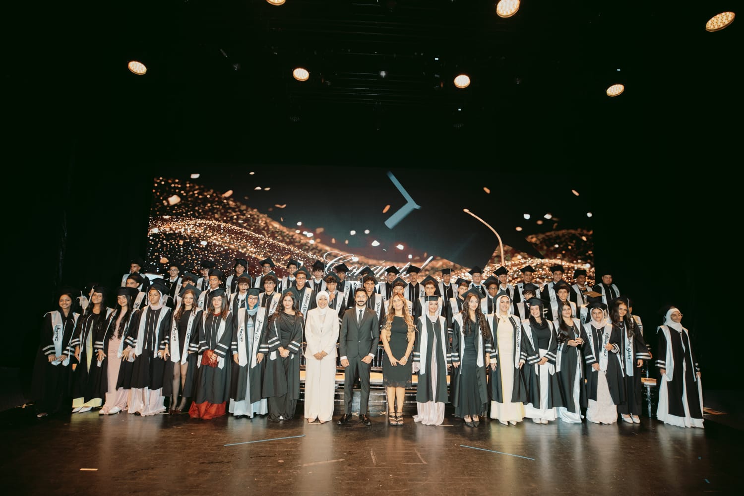 الطلاب يرتدون زى التخرج