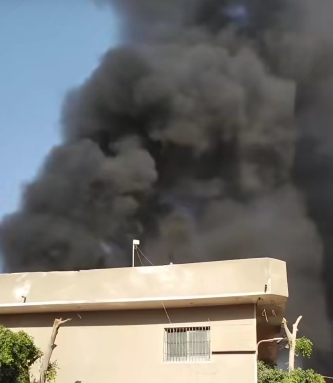 الحماية المدنية تحاصر حريق  مخزن  الأخشاب (1)