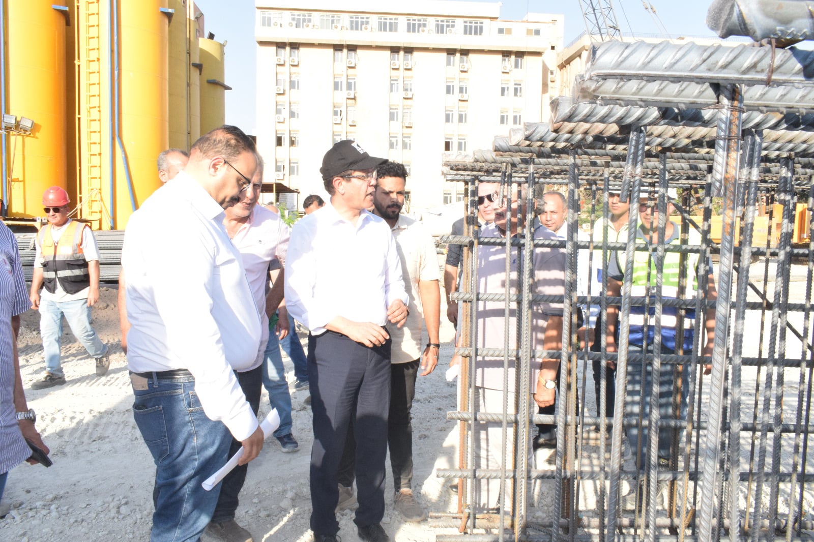 عمال بكل أنحاء الموقع عمال بكل أنحاء الموقع
