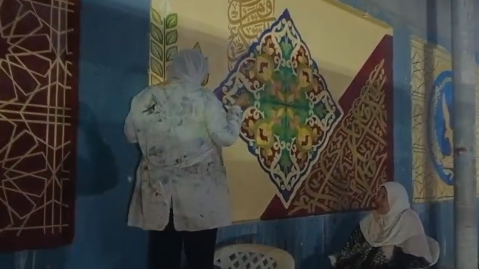 طالبة ووالدتها خلال مشاركتها في رسم الجدريات