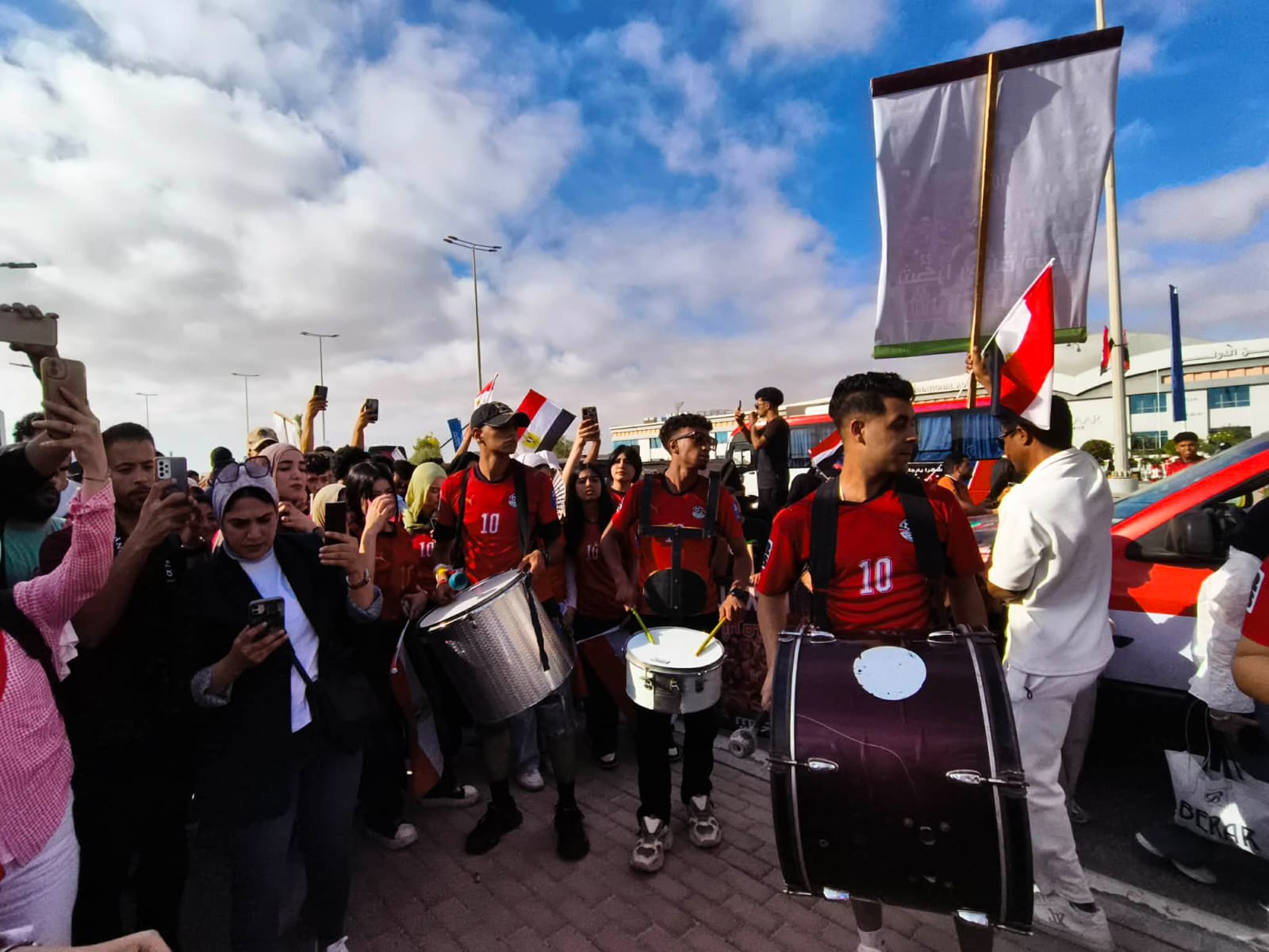 الجماهير تملئ شوراع العلمين خلال استقبال المنتخب الوطني (1)