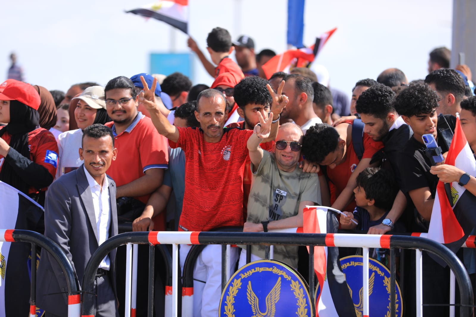 الجماهير فى انتظار وصول طائرة المنتخب الجماهير فى انتظار وصول طائرة المنتخب
