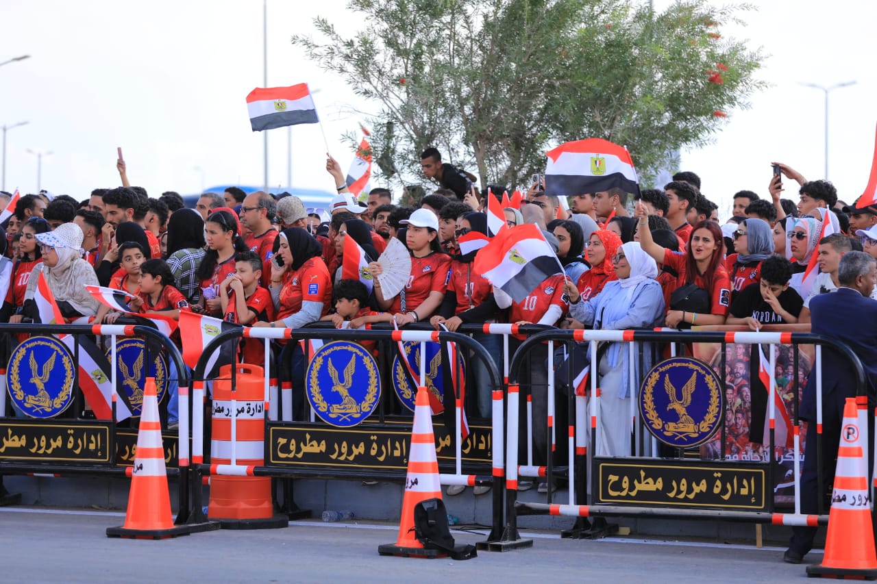 بالاعلام المصرية الجماهير تستقبل المنتخب بالعلمين بالاعلام المصرية الجماهير تستقبل المنتخب بالعلمين