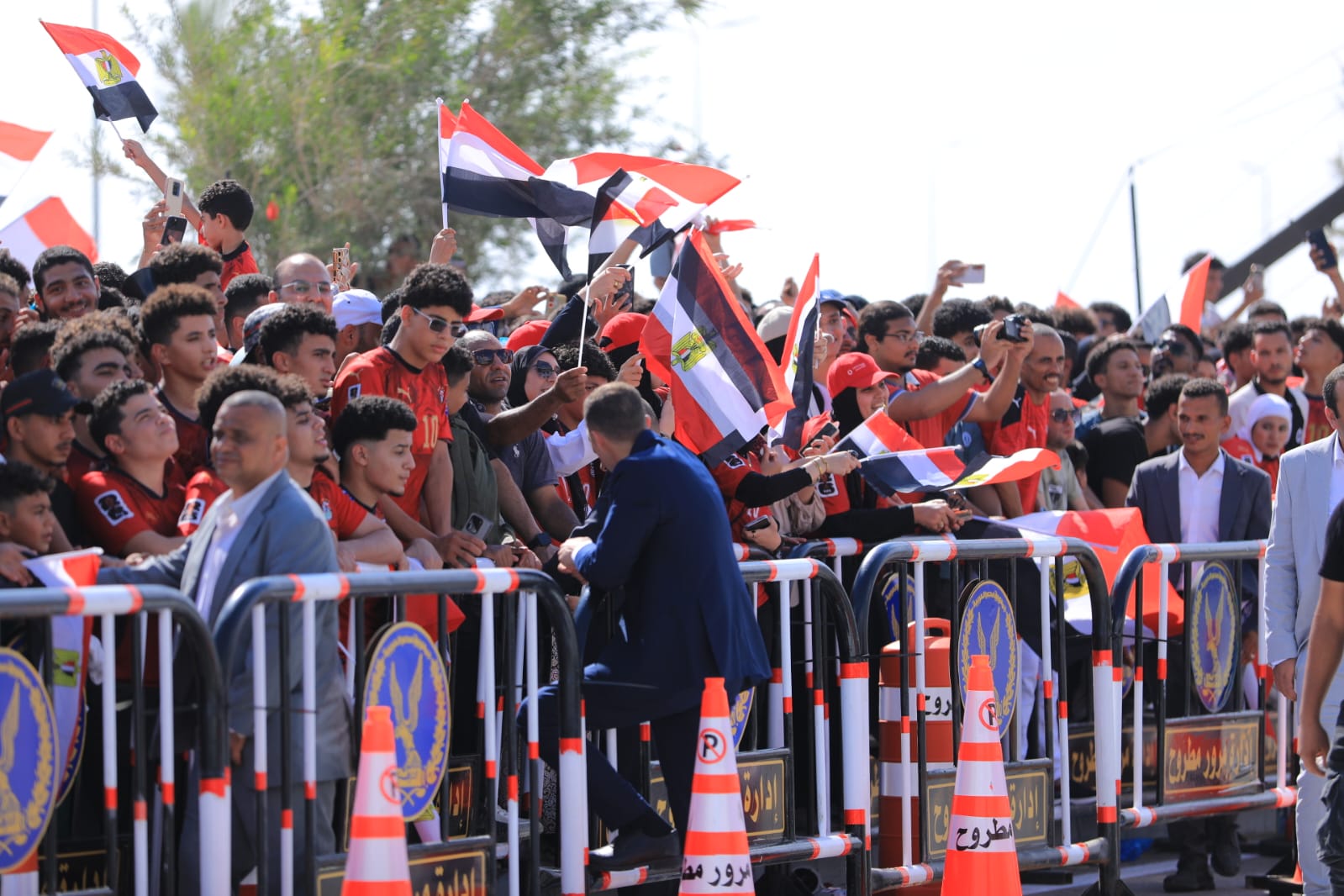 خلال استقبال طائرة المنتخب بالعلمين خلال استقبال طائرة المنتخب بالعلمين