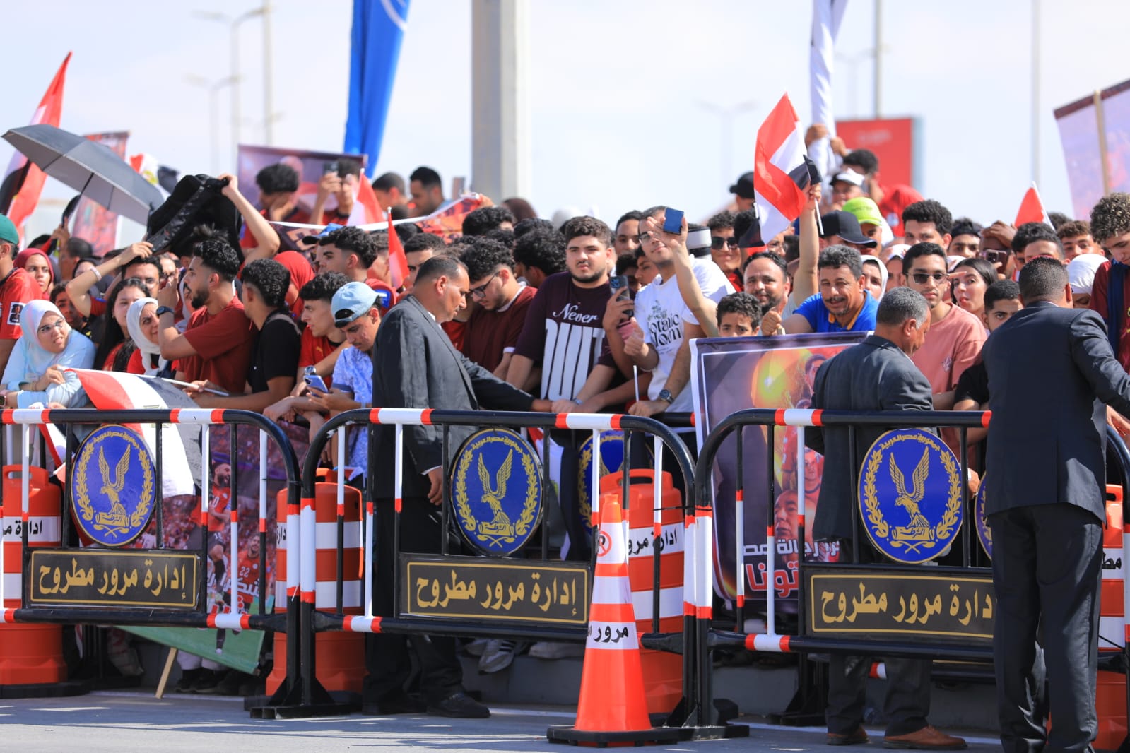 جانب من مشاركة الجماهير فى استقبال المنتخب المصرى جانب من مشاركة الجماهير فى استقبال المنتخب المصرى