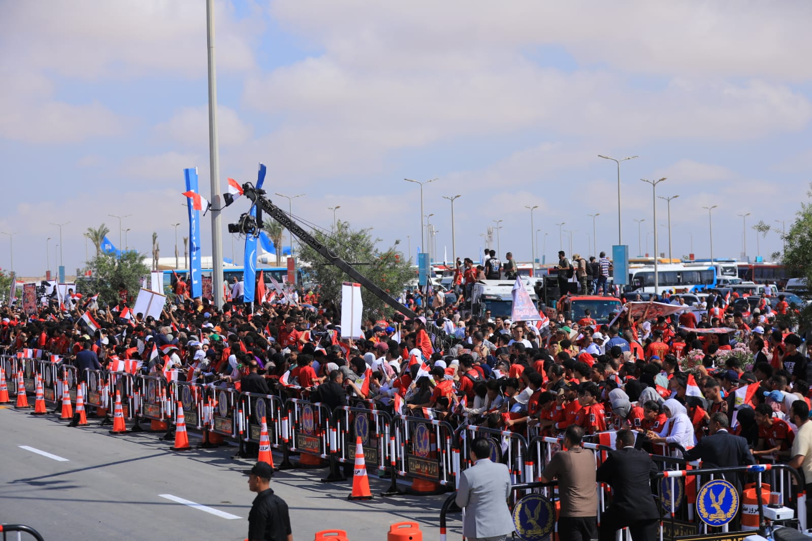 جانب من فعاليات اسقبال طائرة المنتخب بمدينة العلمين جانب من فعاليات اسقبال طائرة المنتخب بمدينة العلمين