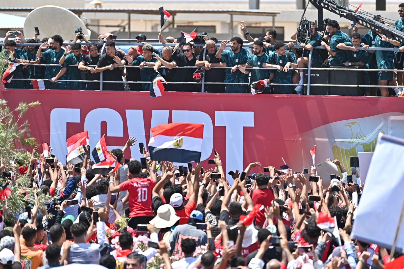 المصريون يحتفون بالمنتخب بالعلمين الجديدة