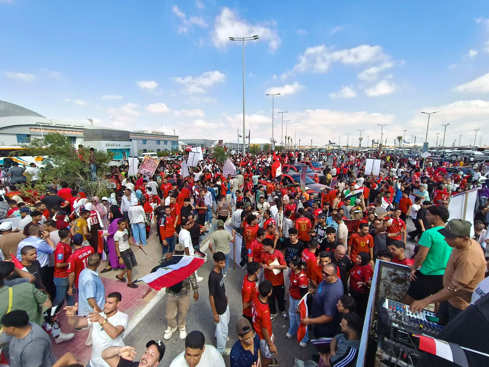 الجماهير تملئ شوراع العلمين خلال استقبال المنتخب الوطني (2)