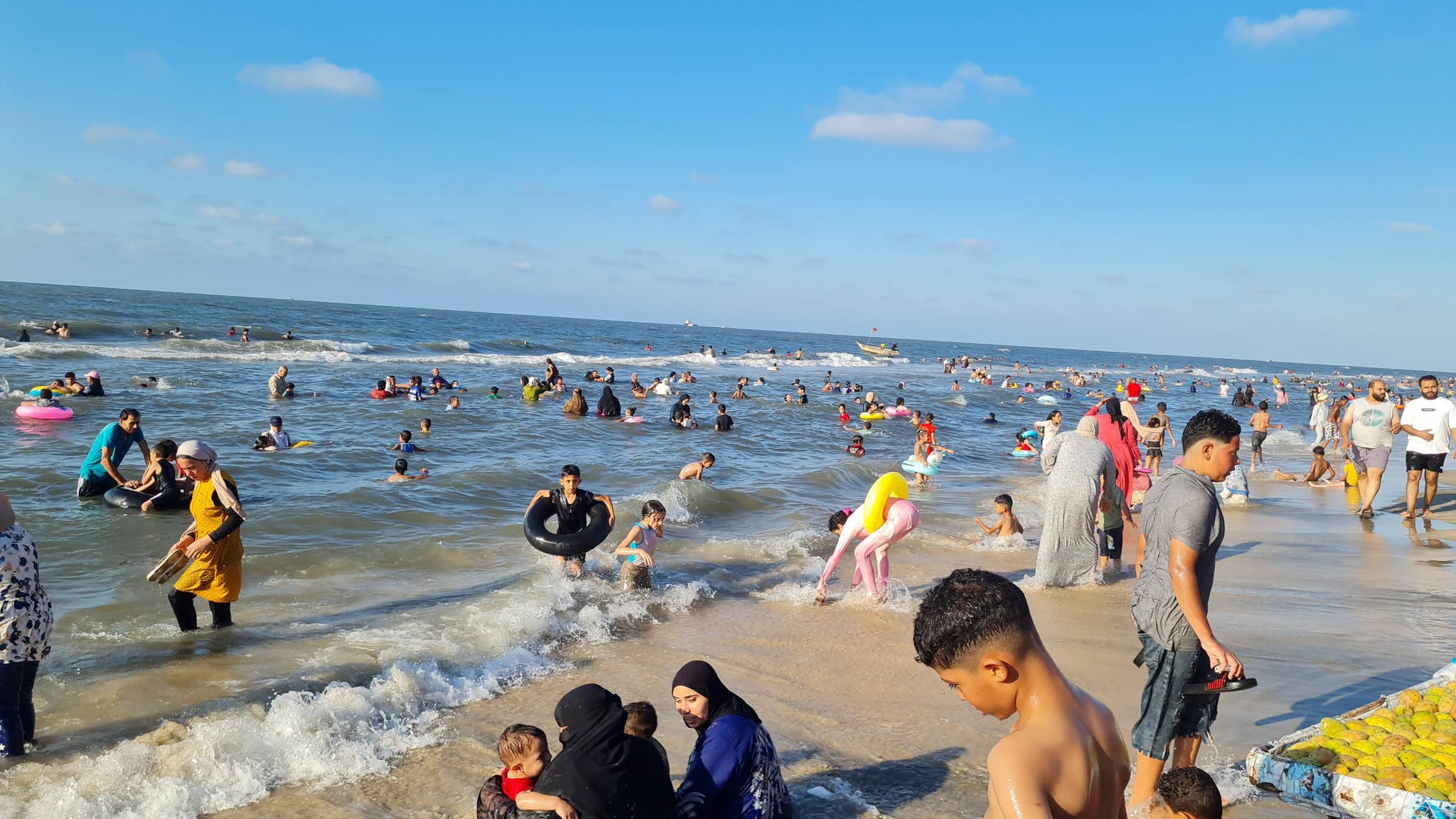 فرحة المصطافين بصفاء مياه البحر المتوسط