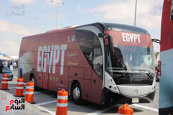 حافلة المنتخب امام مطار العلمين