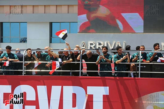 علم مصر يزين الحافلة علم مصر يزين الحافلة