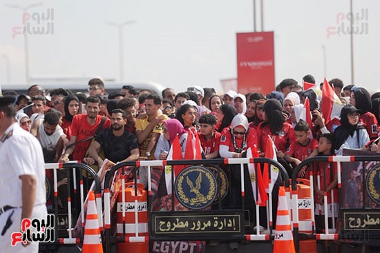 تجمع الجمهور امام مطار العلمين