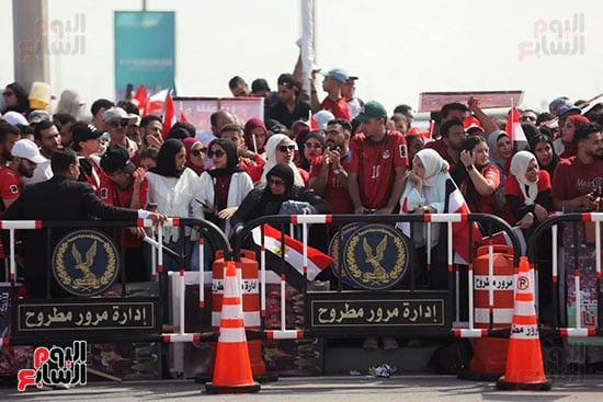 حشود الجماهير فى انتظار المتخب