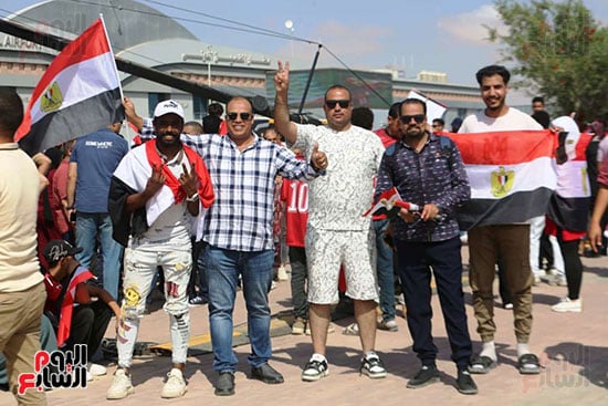 الحشد امام مطار العلمين الحشد امام مطار العلمين