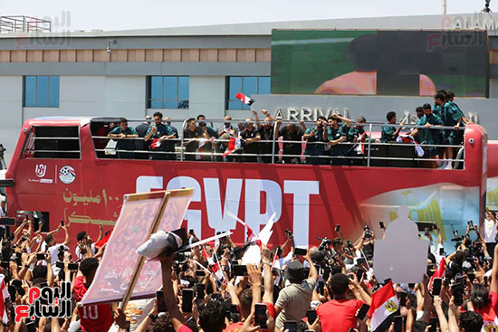 لعبى المنتخب يستقلون الحافلة المكشوفه