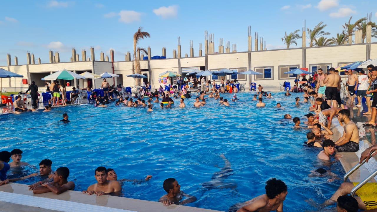 اقبال كبير على حمام سباحة بمصيف بلطيم