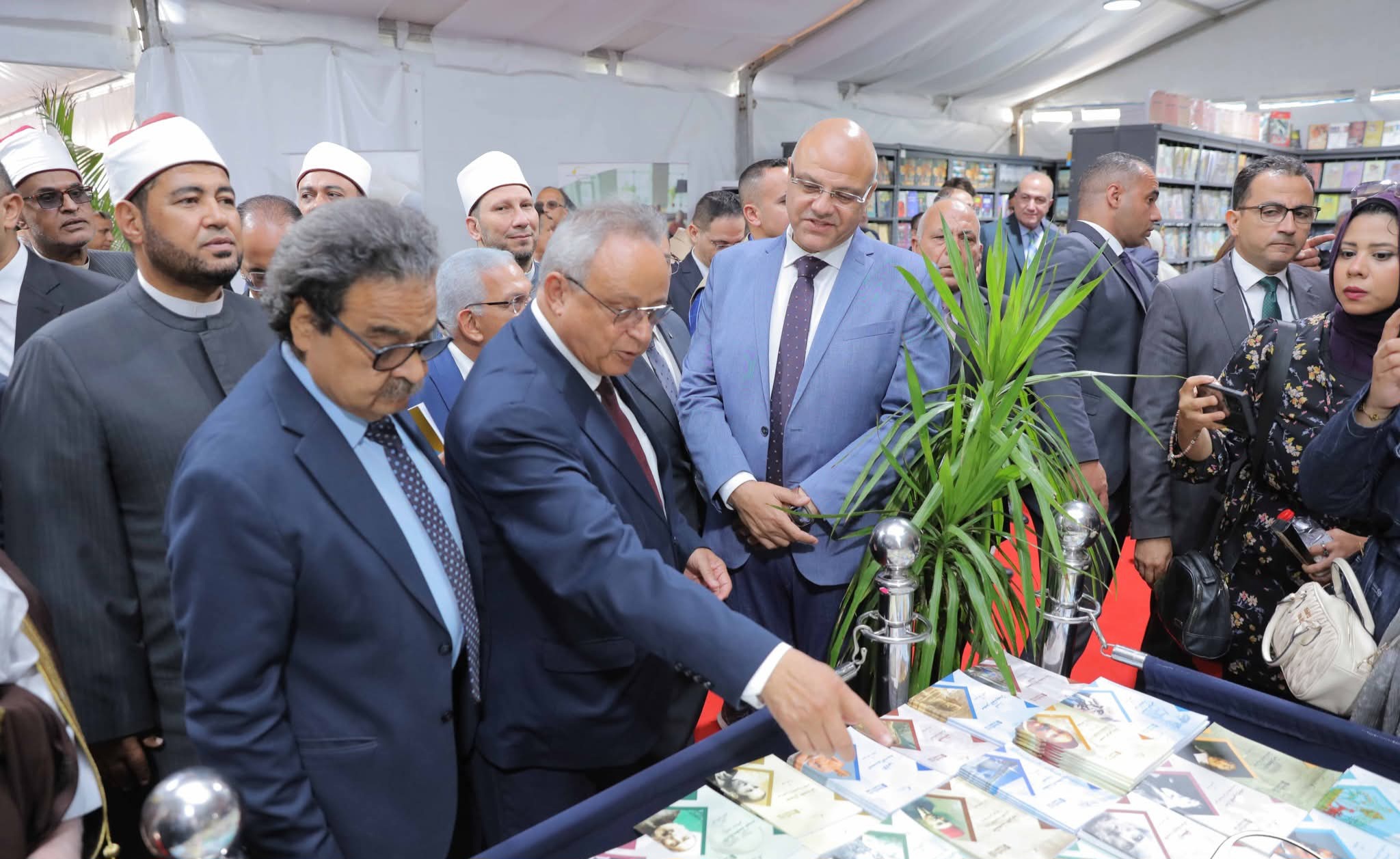 استعراض الكتب داخل جناح المكتبه