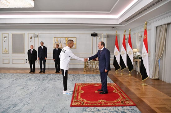 الرئيس السيسى وأفراد الجهاز الفنى
