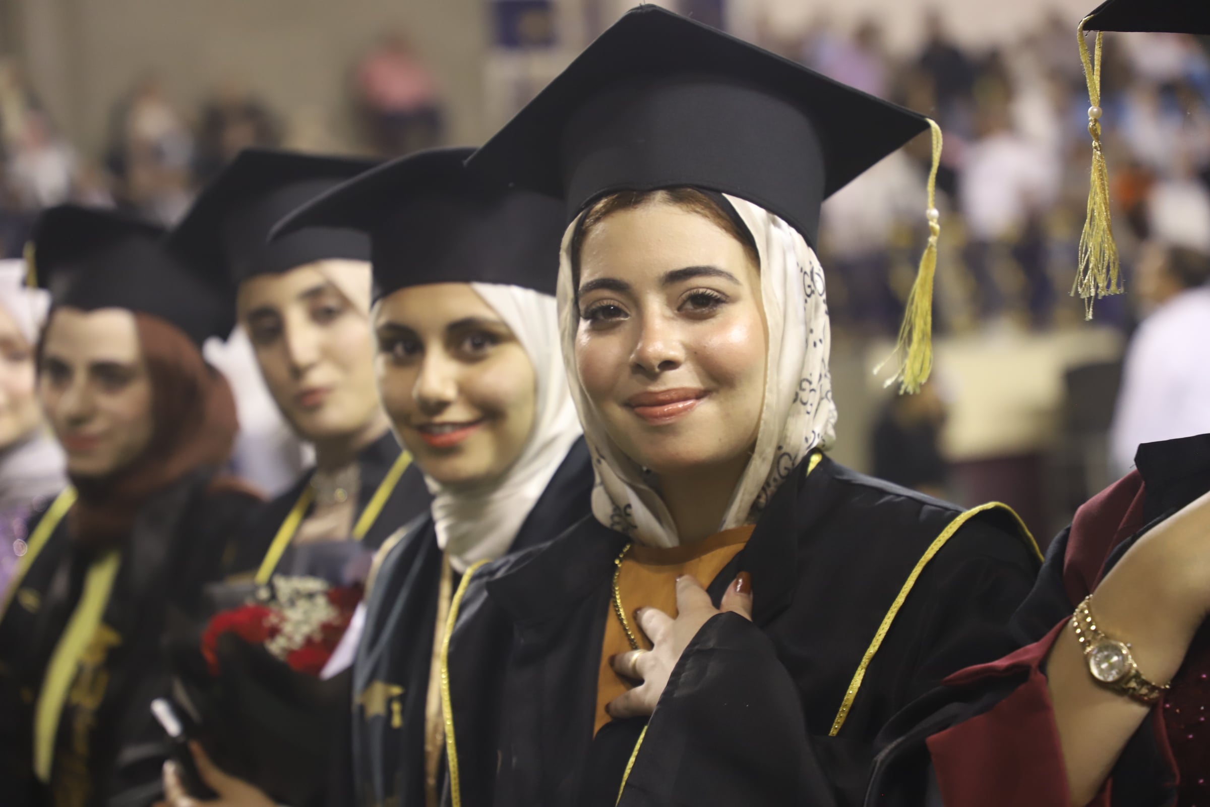 فرحة فتيات جامعة العريش بعد تخرجهن