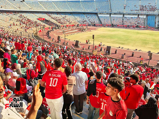 الجماهير المصرية تحتشد فى ستاد القاهرة