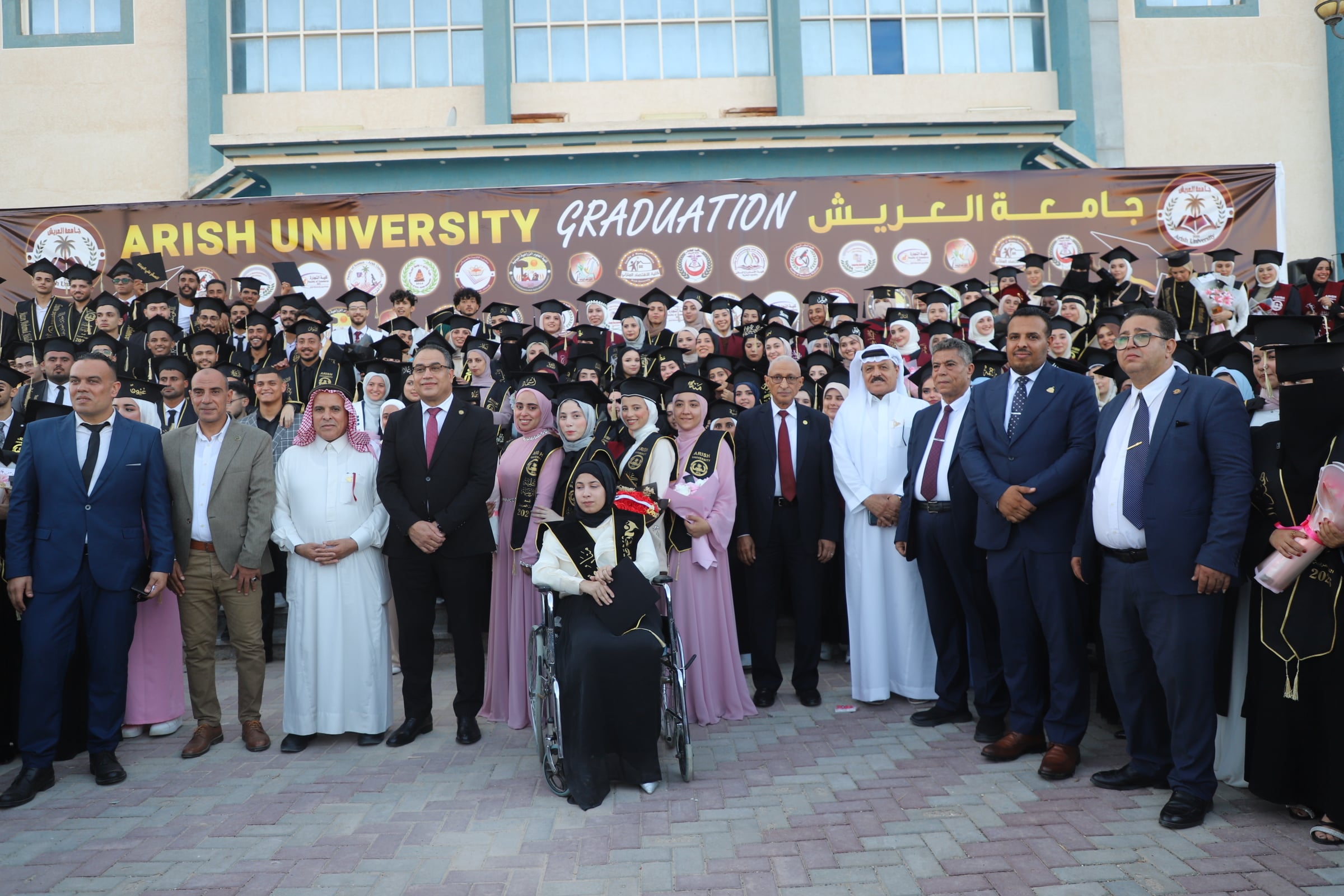 صورة جماعية لخريجي جامعة العريش