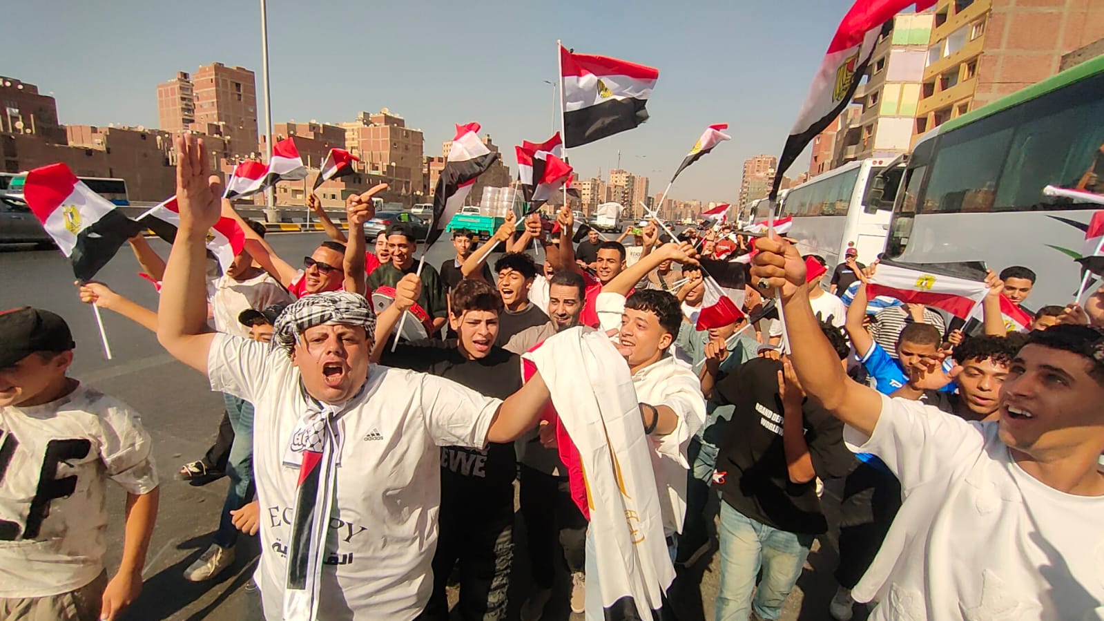 قبل الانطلاق لاستاد القاهرة