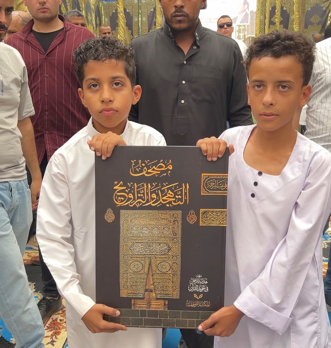 أطفال حاملين المصحف قبل الصلح أطفال حاملين المصحف قبل الصلح