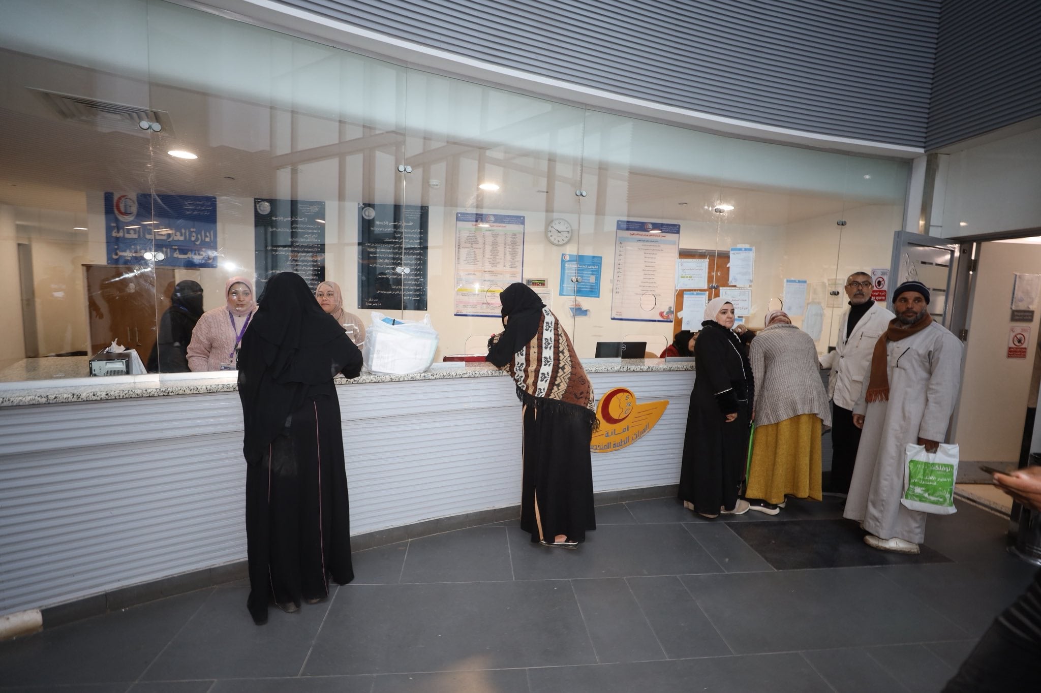 استقبال المواطنين لتسجيل بياناتهم استقبال المواطنين لتسجيل بياناتهم