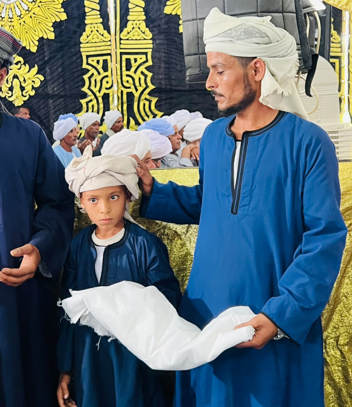 العم مع الطفل من صلح بدشنا العم مع الطفل من صلح بدشنا