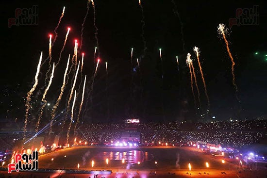 الاستاد يتزين بالالعاب النارية احتفالا بالمنتخب