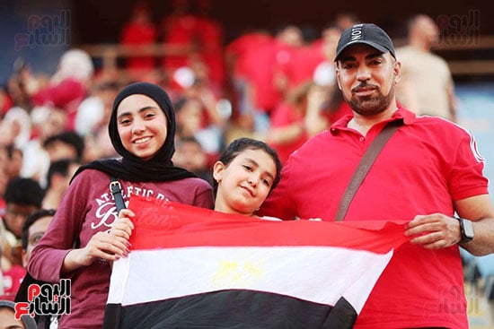 الجماهير ترفع علم مصر