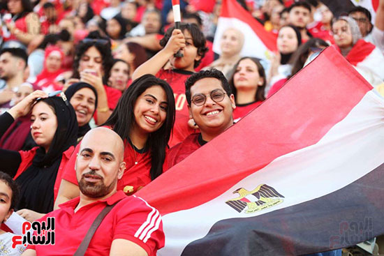 الجماهير تحتفل بعلم مصر