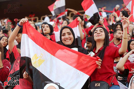 علم مصر فى أحضان الجماهير