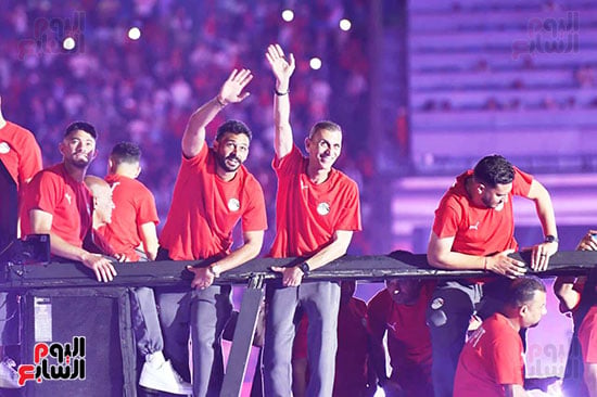 لاعبى المنتخب يلوحون للجماهير
