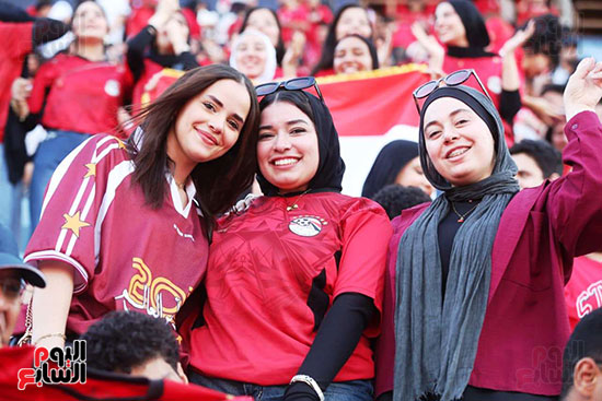 الجماهير ترفع علامة النصر