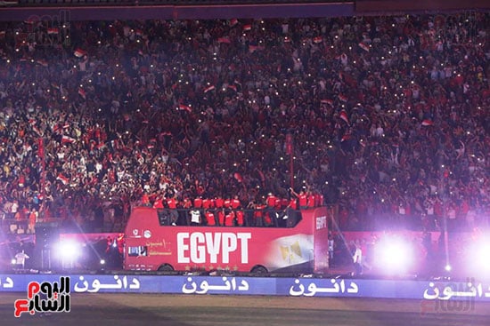 الجماهير تستقبل المنتخب باستاد القاهرة