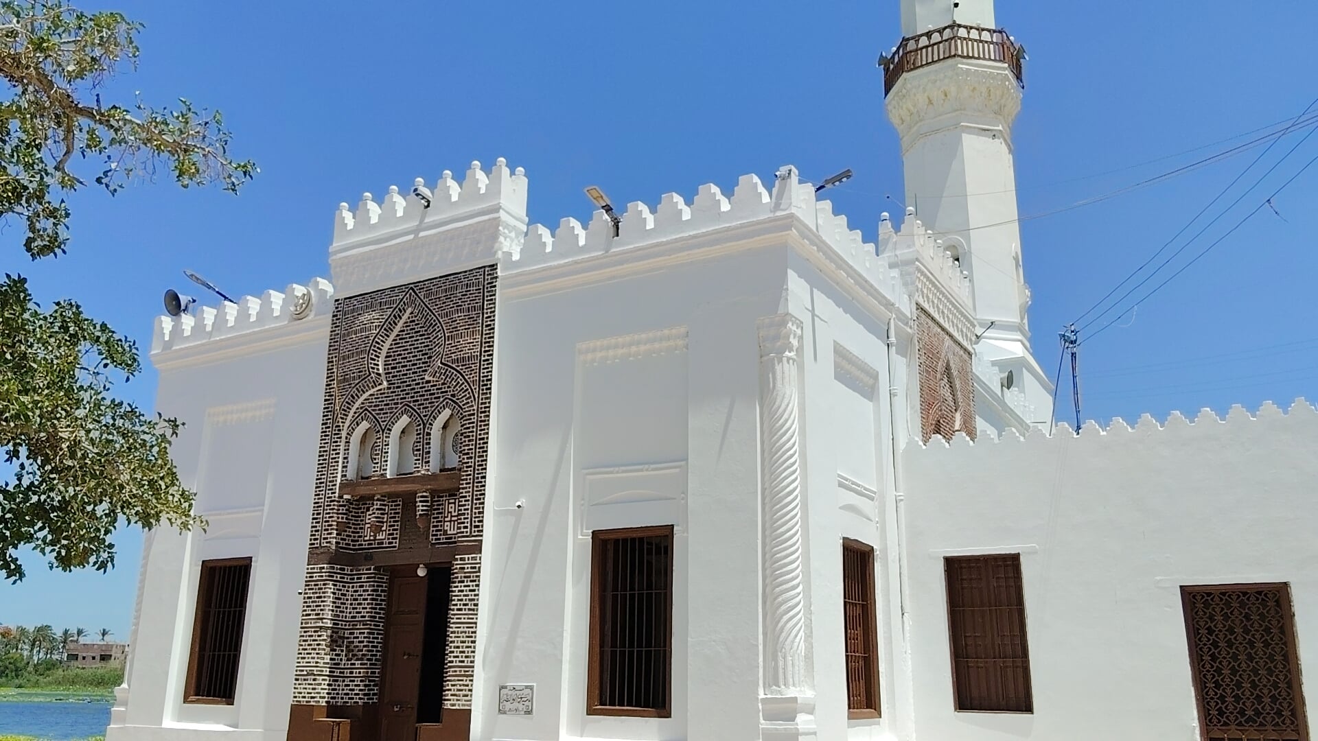 المسجد من الخارج المسجد من الخارج