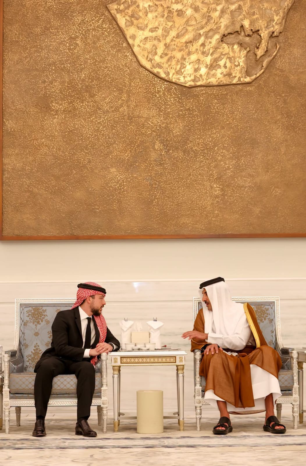ولي العهد الأردني يعزي أمير قطر