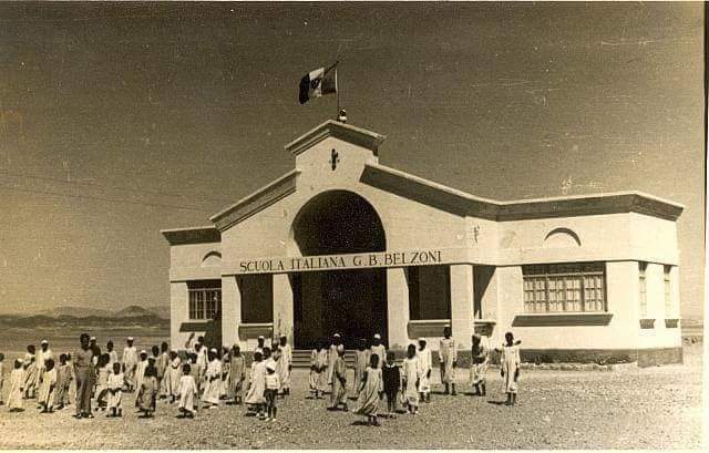 الطلاب أمام المدرسة  
